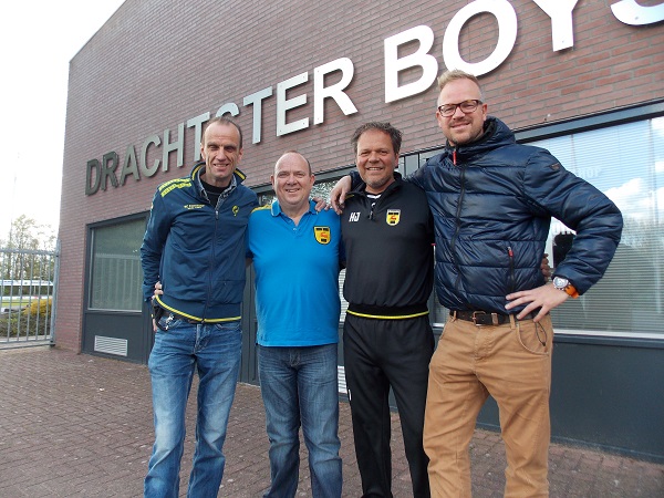 van links naar rechts Rob Rosier, Pieter van den Berg, Cambuurtrainer Henk de Jong en Eddie Sikkes