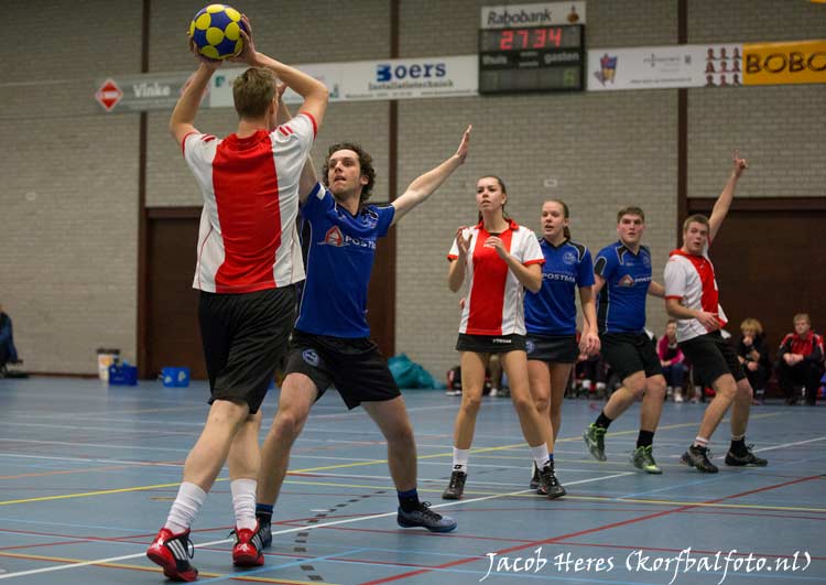 Michiel Veenstra (WH/DOW) verdedigt Emiel Hunze bij een stand van 7-5, tijdens een aanval van Vitesse in de tweede helft. Voor Wêz Handich/DOW zien we verder Myrthe Heres en Alle Harm de Jong.