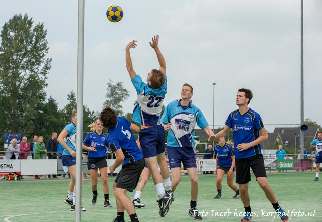 Wêz Handich/DOW verdedigt een aanval van AVO. Voor Wêz Handich/DOW van links naar rechts (donkerblauwe shirts): Renske Jansma, Michiel Veenstra (nr 5), Myrthe Heres en Teun Zuiderveld.