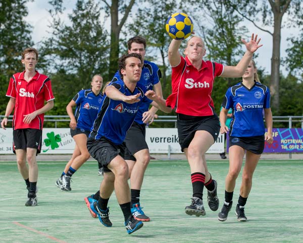 Michiel Veenstra van Wêz Handich/DOW probeert een afvalende bal te veroveren op een aanvalster van ZKC'19. Op de achtergrond van links naar rechts Myrthe Heres, Teun Zuiderveld en Renske Jansma.