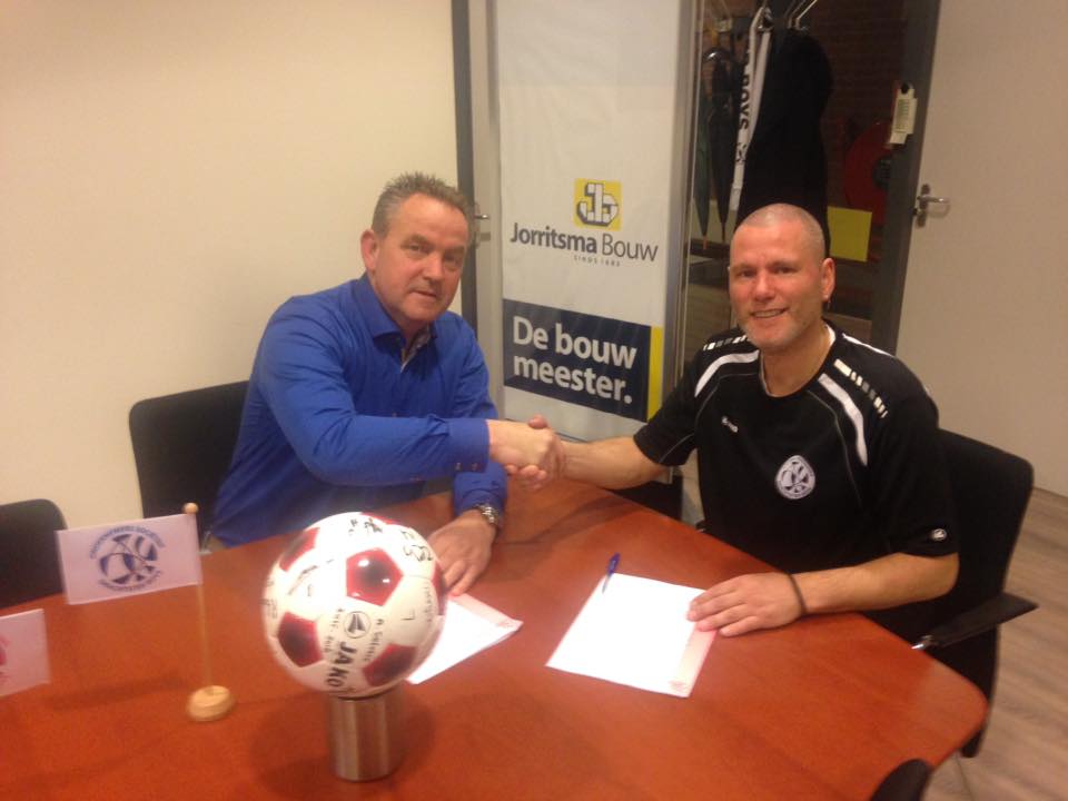 Na de ondertekening bezegelen Gijs Lokhors en Symen Abe Hoekstra de overeenkomst met een ferme handdruk