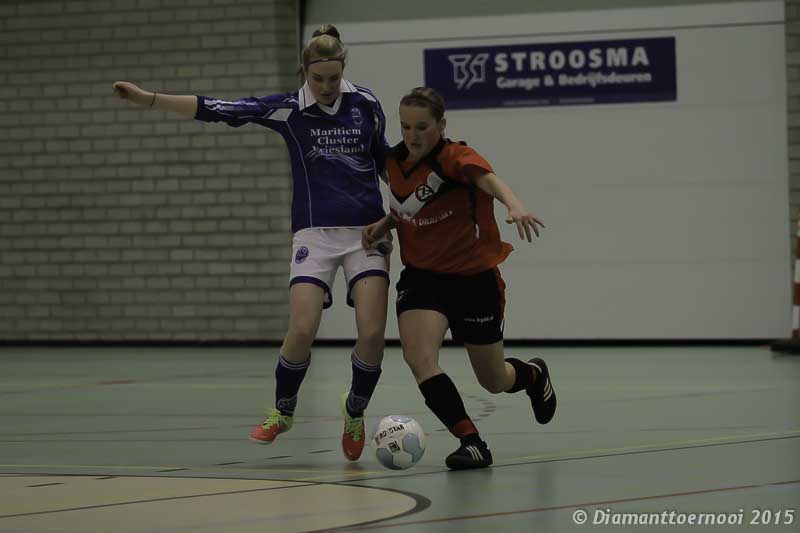 Duel om de bal in wedstrijd VIOD 3 - Broekster Boys
