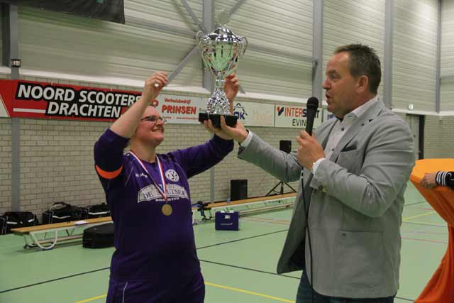 Gijs Lokhorst reikt de beker uit aan Sandra de Jong